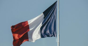 FRANCE NEEDS 310,000 NURSES
